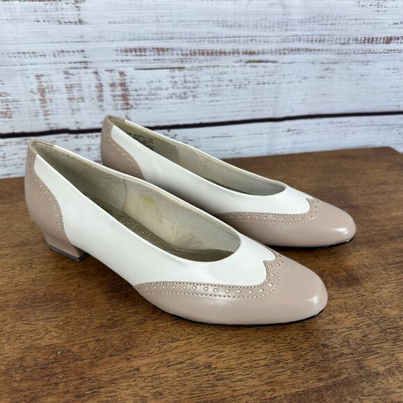 Womens NIB Soft Style by Hush Puppies Beige White Spectator Block Heel Pumps 7M - Picture 1 of 10